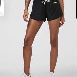 Vuori Women's Black Athletic Shorts Clementine 2.0 Short 2.5"